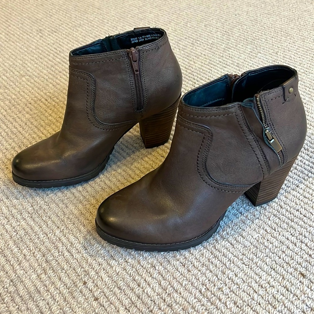Clarks Artisan leather heeled booties